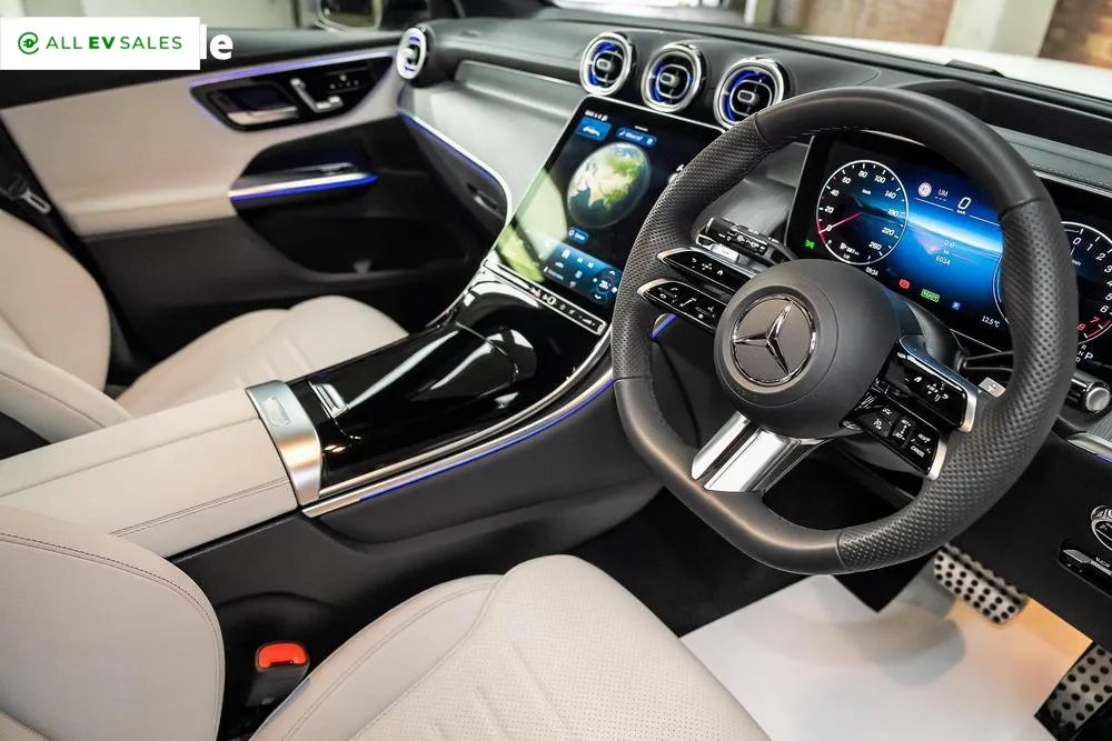 2025 Mercedes-Benz GLC, photo 2