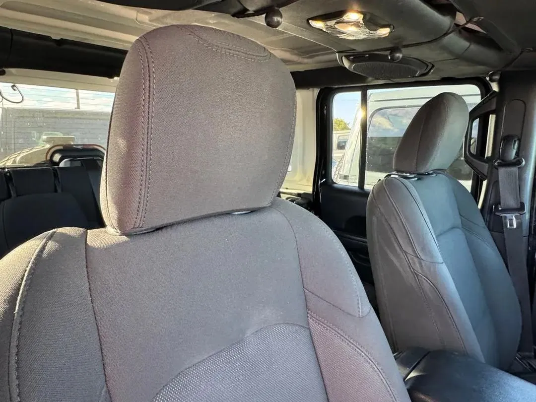 2023 Jeep Wrangler, photo 2