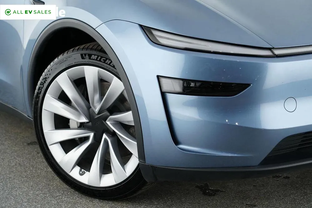2025 Tesla Model Y, photo 2